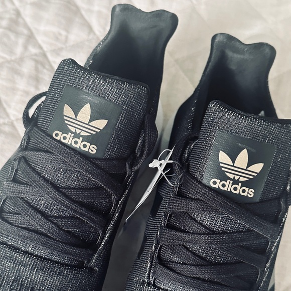 🆕 Adidas Swift Run Sneaker in Core Black with Gold Sparkles. 11M, NWT 🖤🤍///✨ - Picture 7 of 12